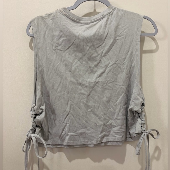 Women’s graphic cutoff top - Picture 3 of 4